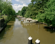 801051 Gezicht op de Stadsbuitengracht te Utrecht, vanaf de Bartholomeïbrug, uit het zuidoosten; rechts ...